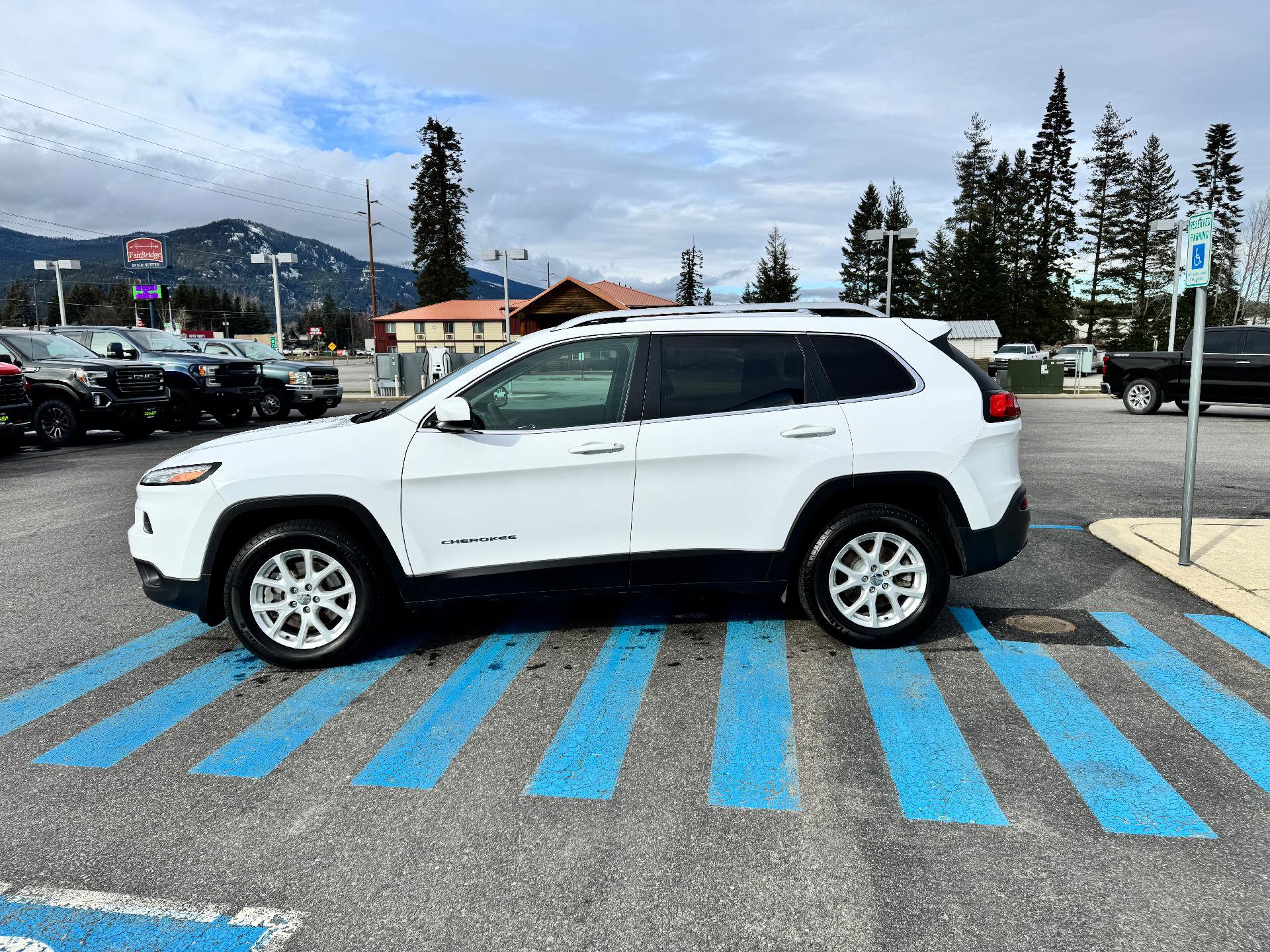 Used 2018 Jeep Cherokee Latitude w/ Cold Weather Group image 4