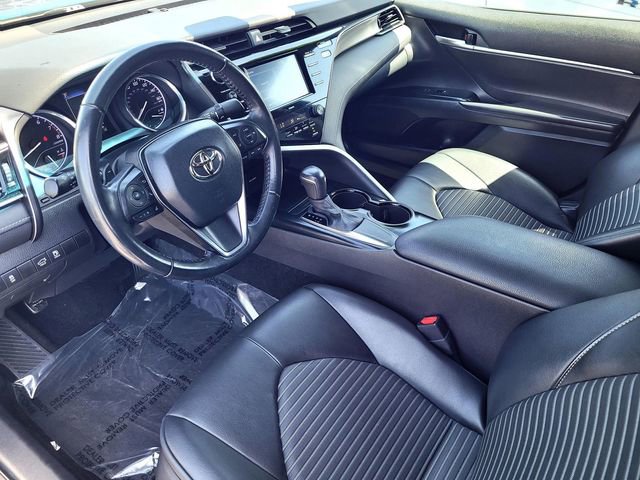 Used 2020 Toyota Camry SE w/ Blackout Package FWD image 10