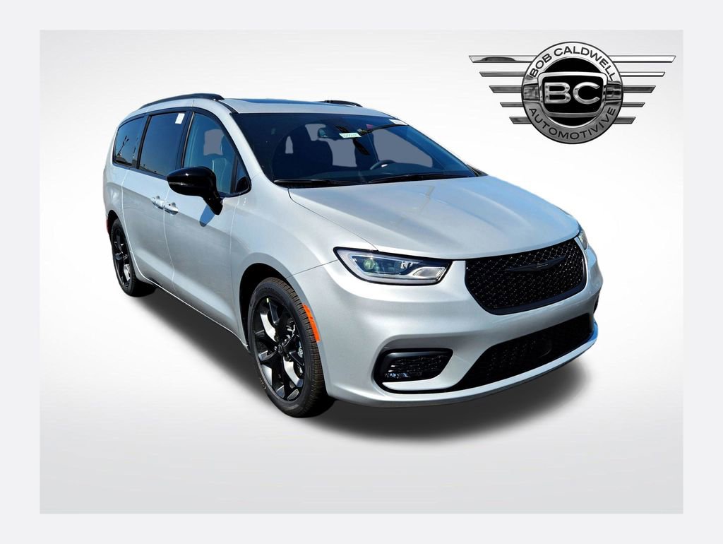 New 2026 Chrysler Pacifica Limited w/ Uconnect Theater Family Group