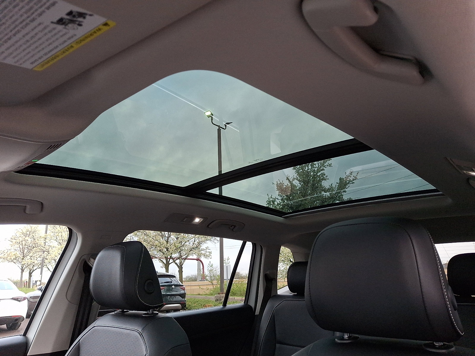 Used 2021 Volkswagen Tiguan SE w/ Panoramic Sunroof Package image 14