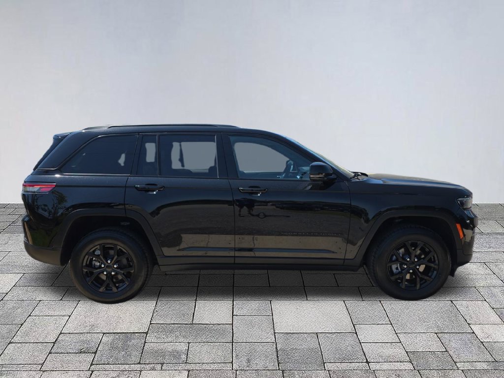 Used 2024 Jeep Grand Cherokee Altitude RWD image 8