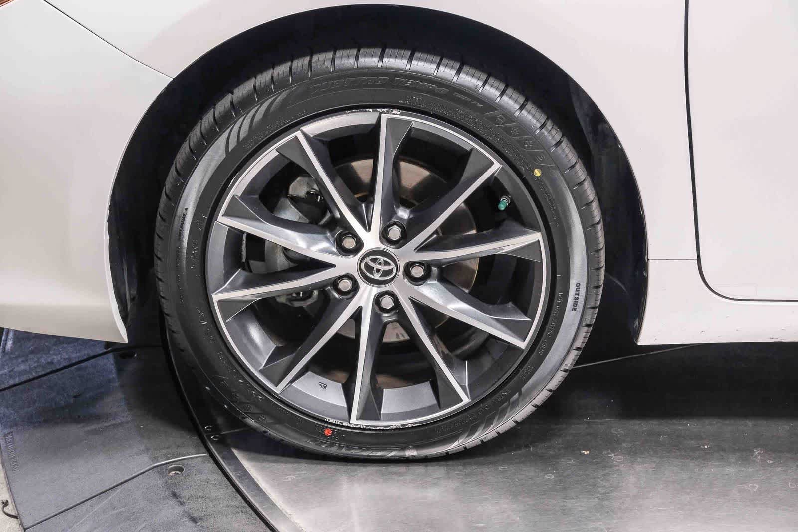 Used 2017 Toyota Camry XSE w/ Moonroof Package FWD image 10