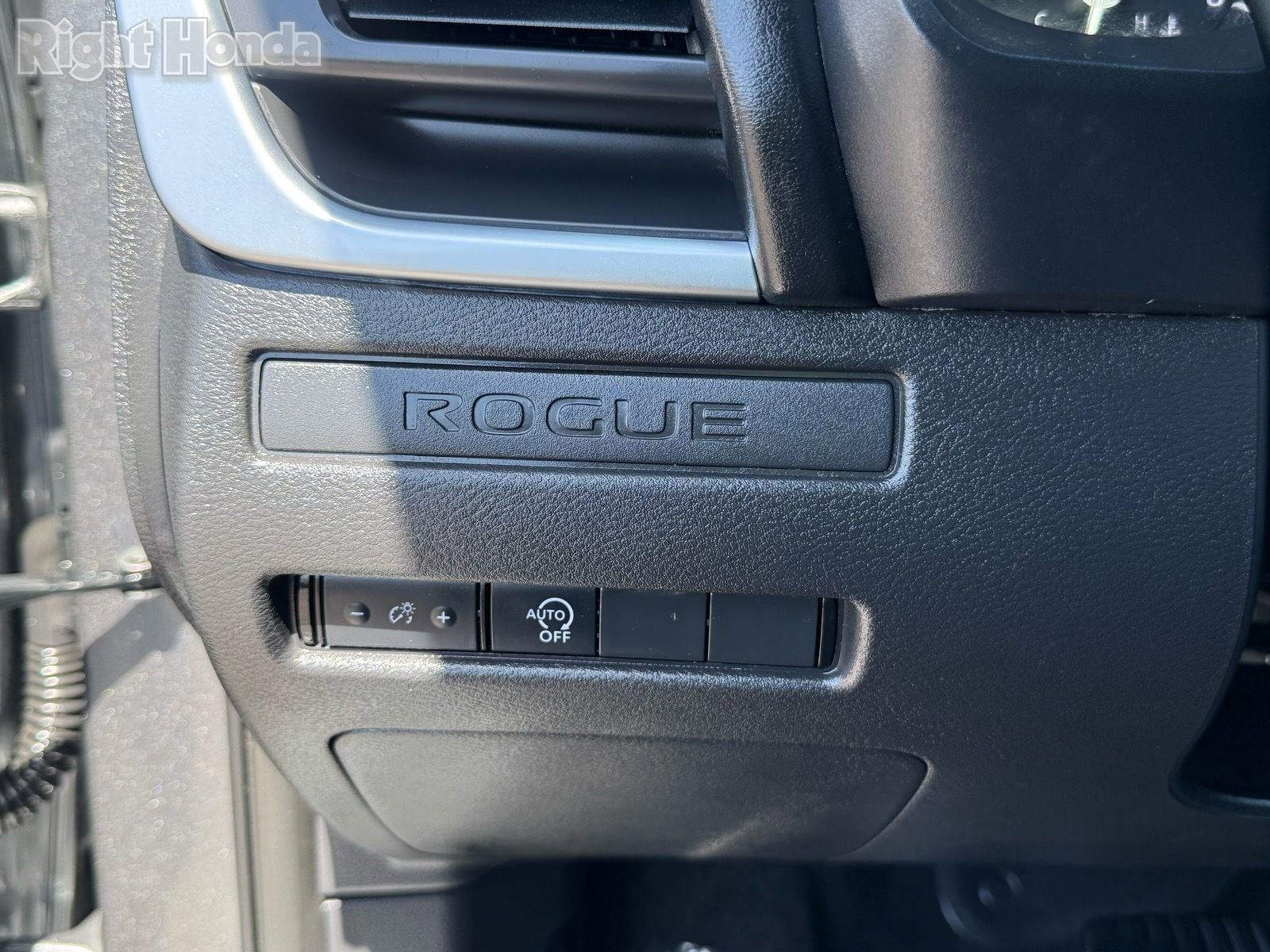 Used 2024 Nissan Rogue S image 15