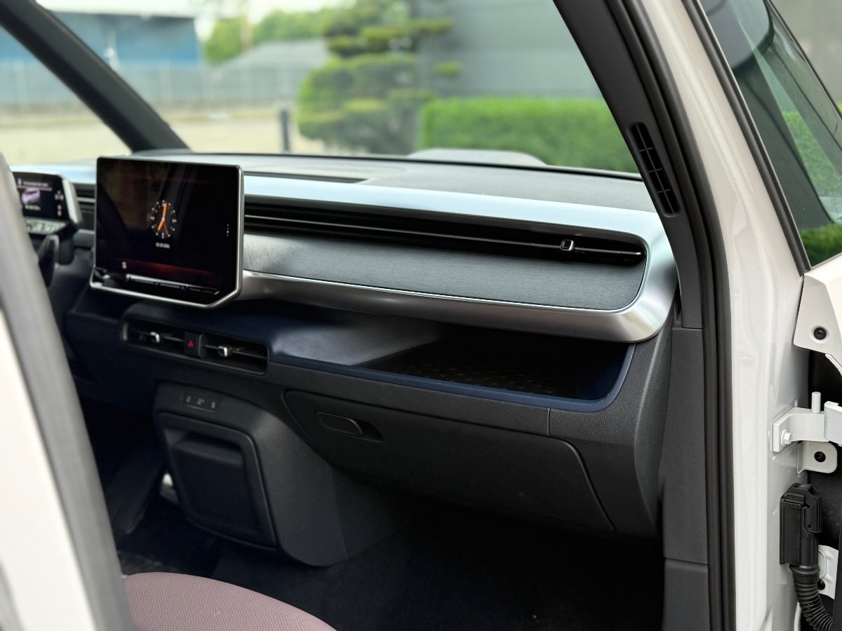 Used 2025 Volkswagen ID. Buzz Pro S RWD image 16
