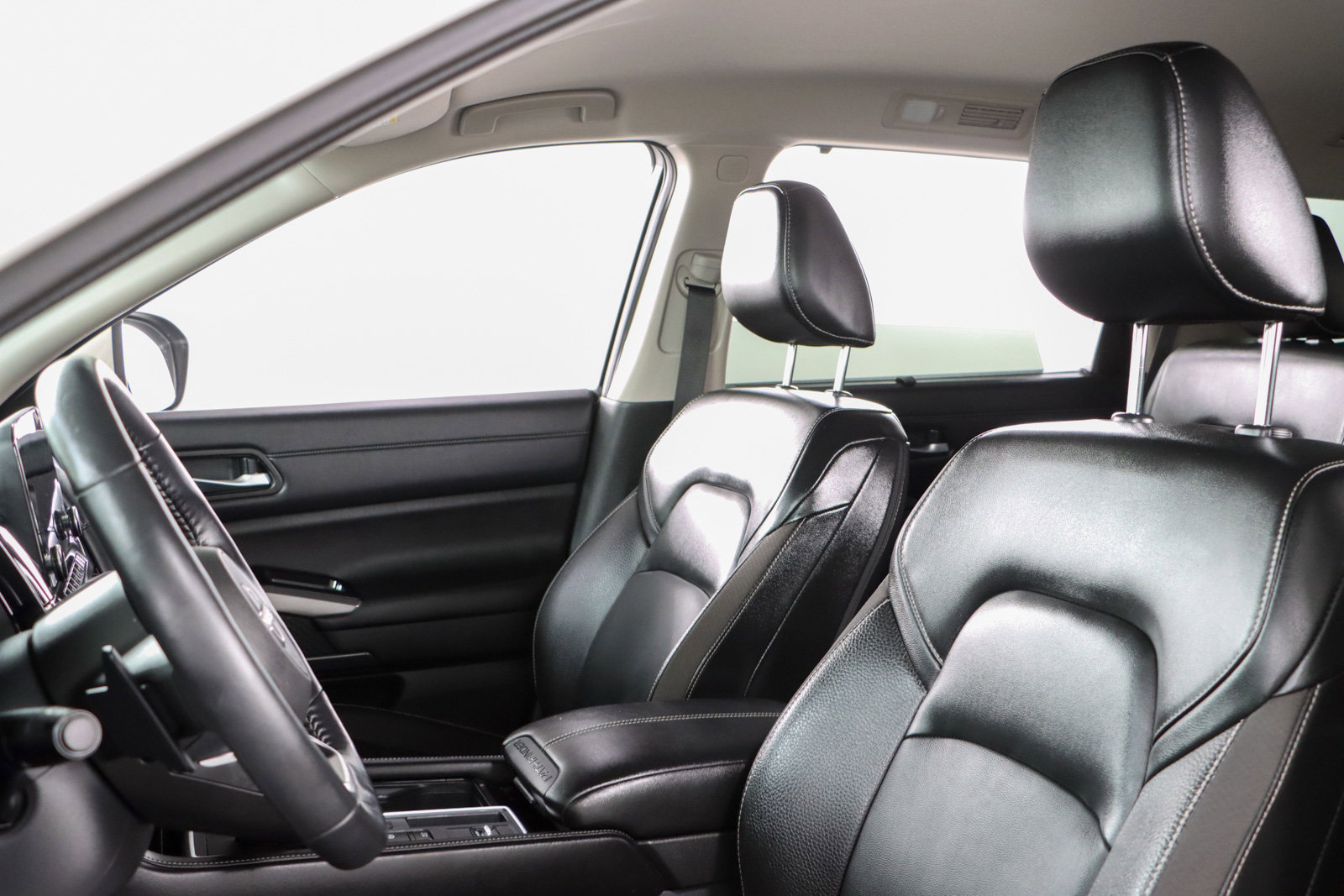 Used 2023 Nissan Pathfinder SL w/ Lighting Package (N92) FWD image 23