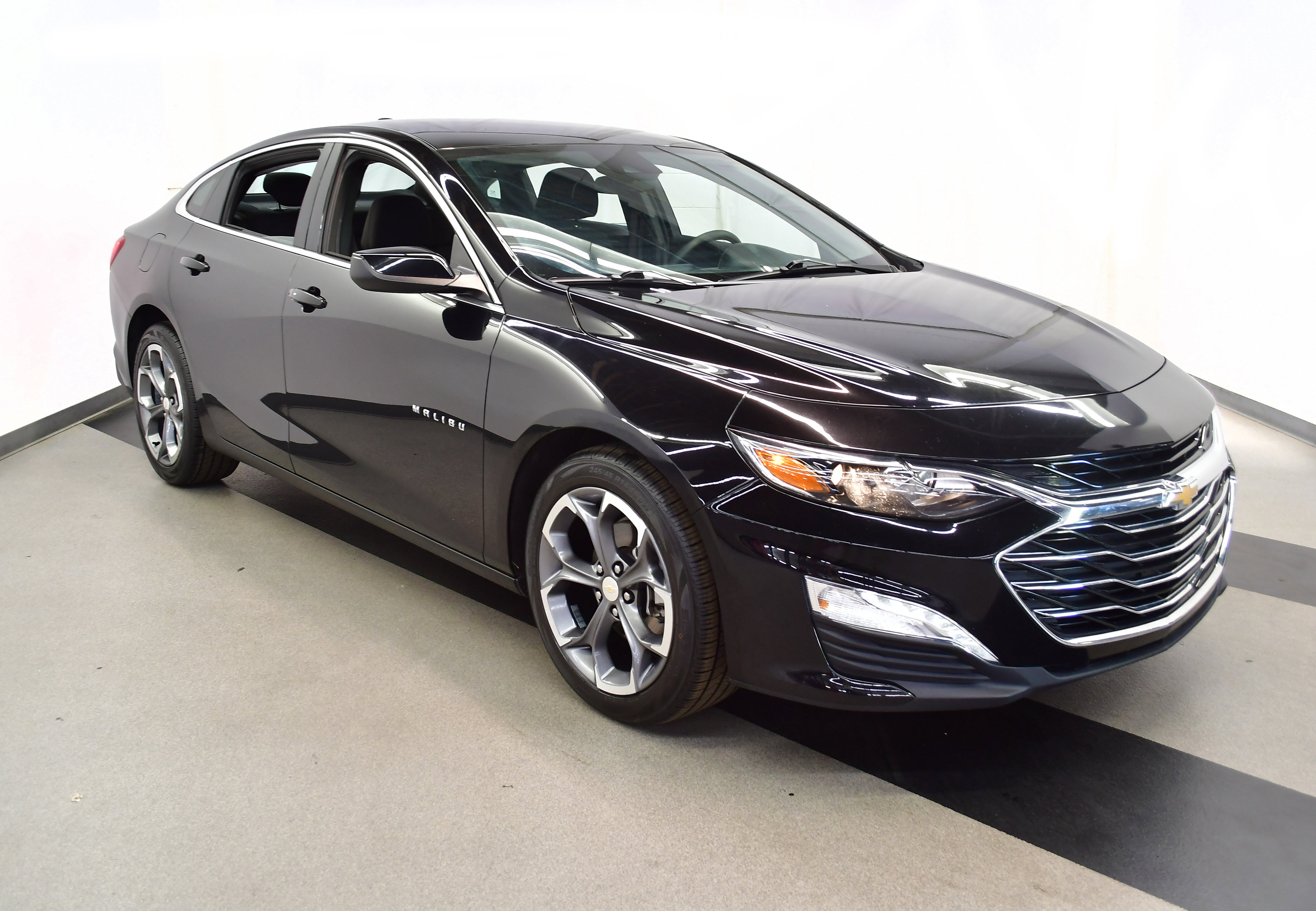 Used 2024 Chevrolet Malibu LT FWD image 2