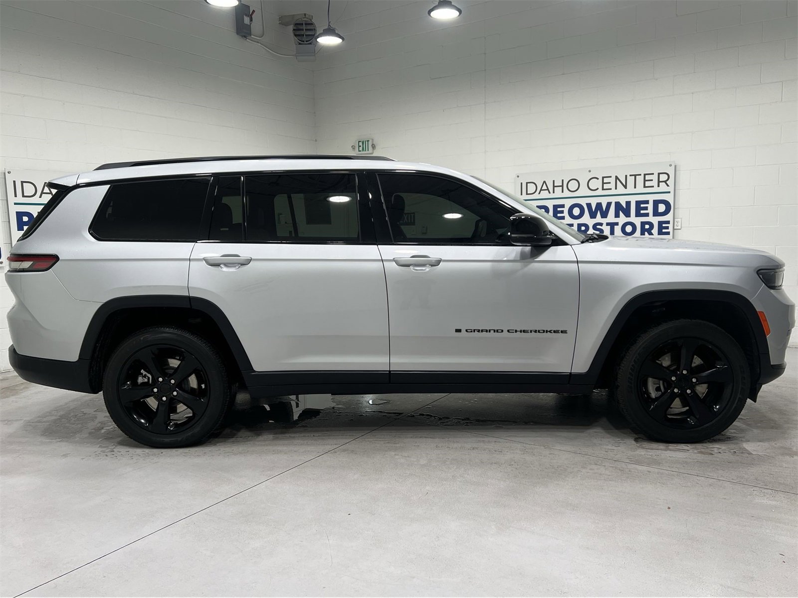 Used 2023 Jeep Grand Cherokee L Laredo image 9