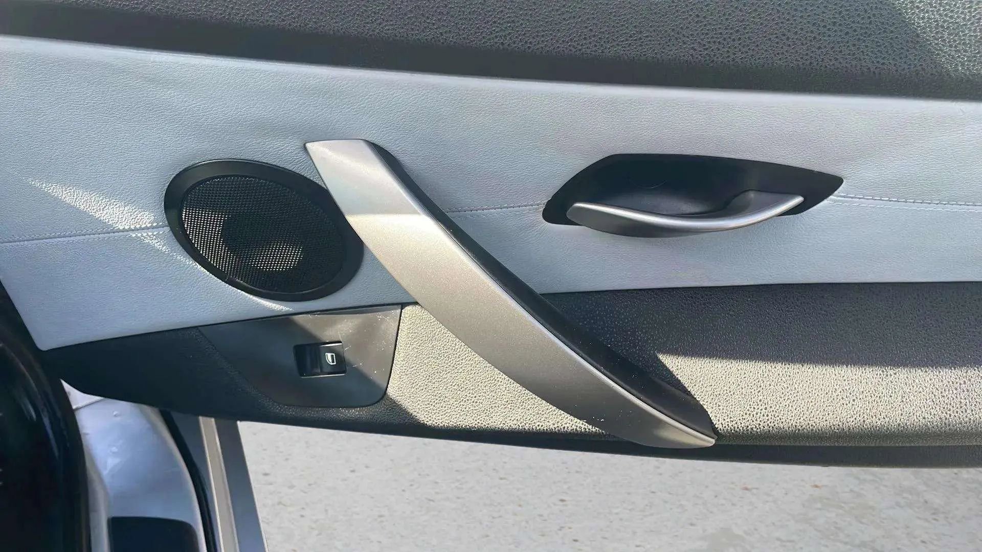 Used 2005 BMW Z4 2.5i image 16