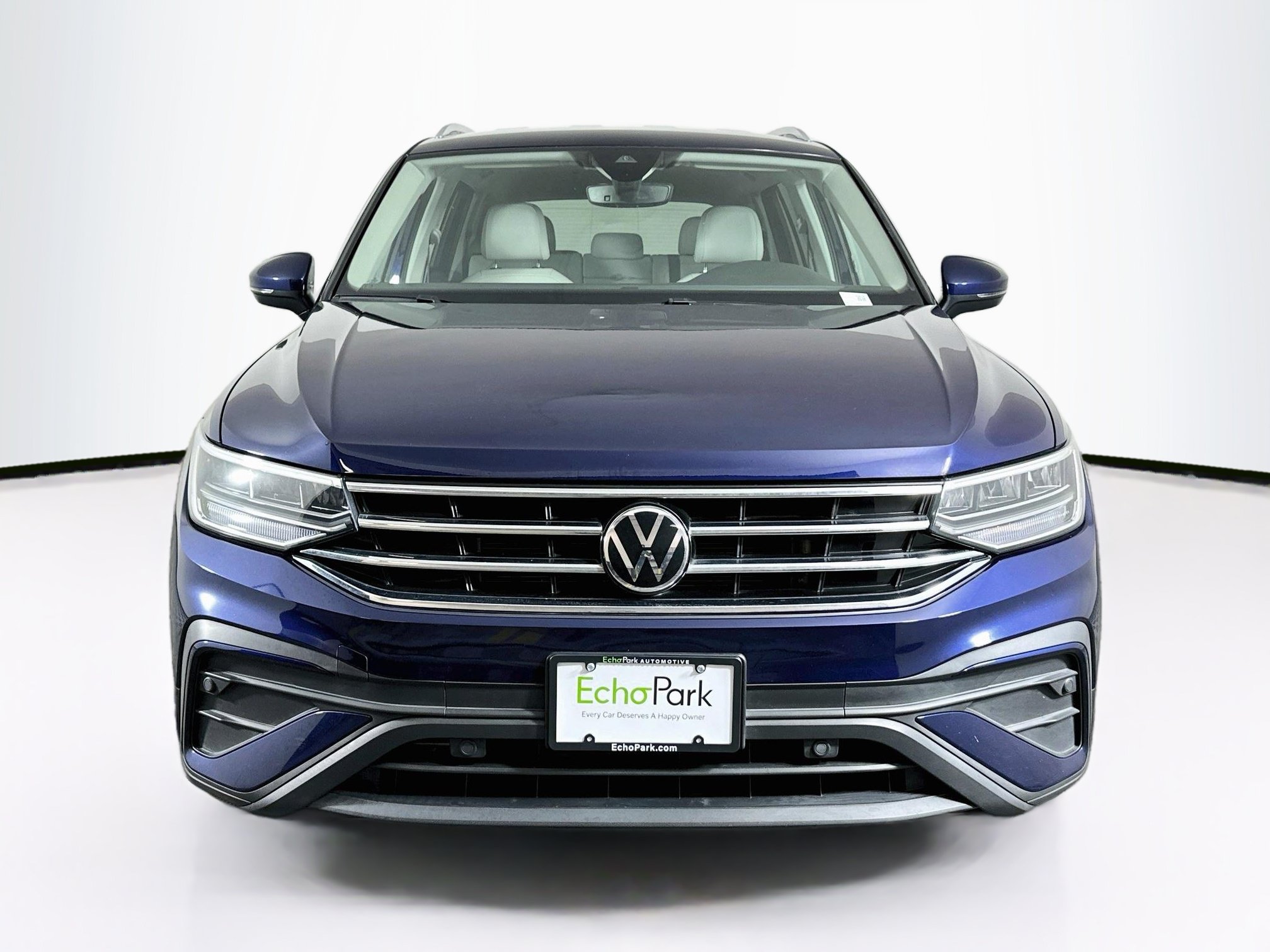 Used 2023 Volkswagen Tiguan SE FWD image 2