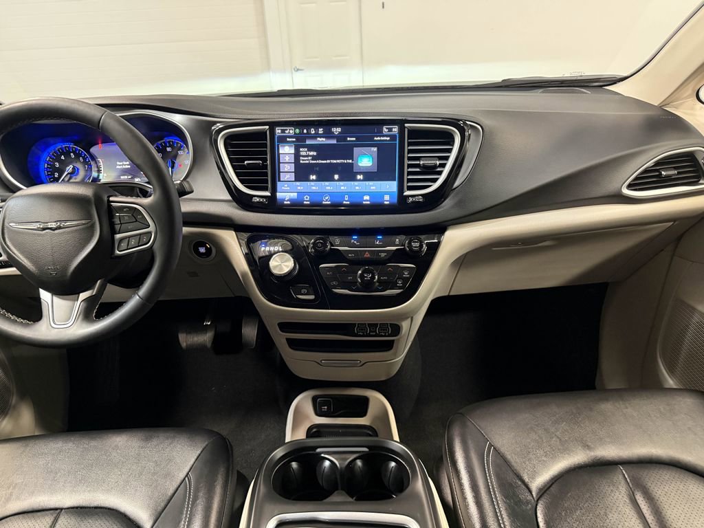 Used 2024 Chrysler Pacifica Touring-L image 18