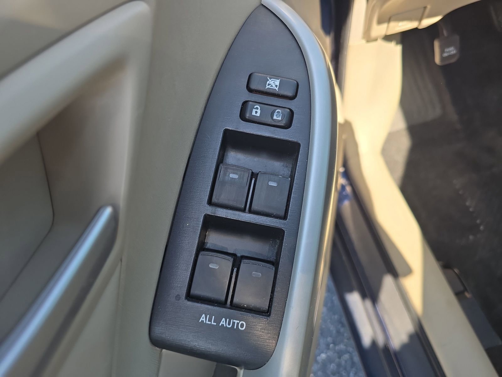 Used 2015 Toyota Prius Five FWD image 14