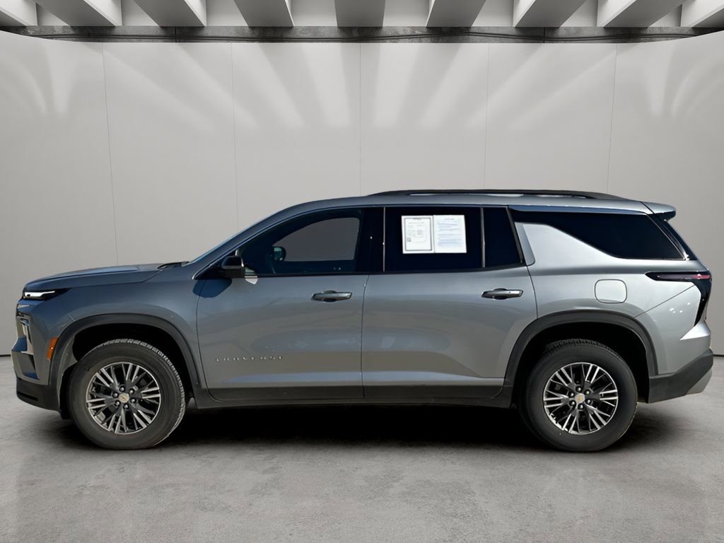 Used 2024 Chevrolet Traverse LT image 2