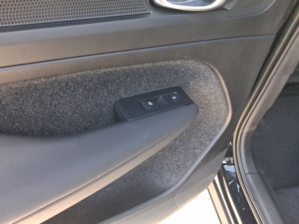 Used 2023 Volvo XC40 B5 Plus w/ Climate Package image 12