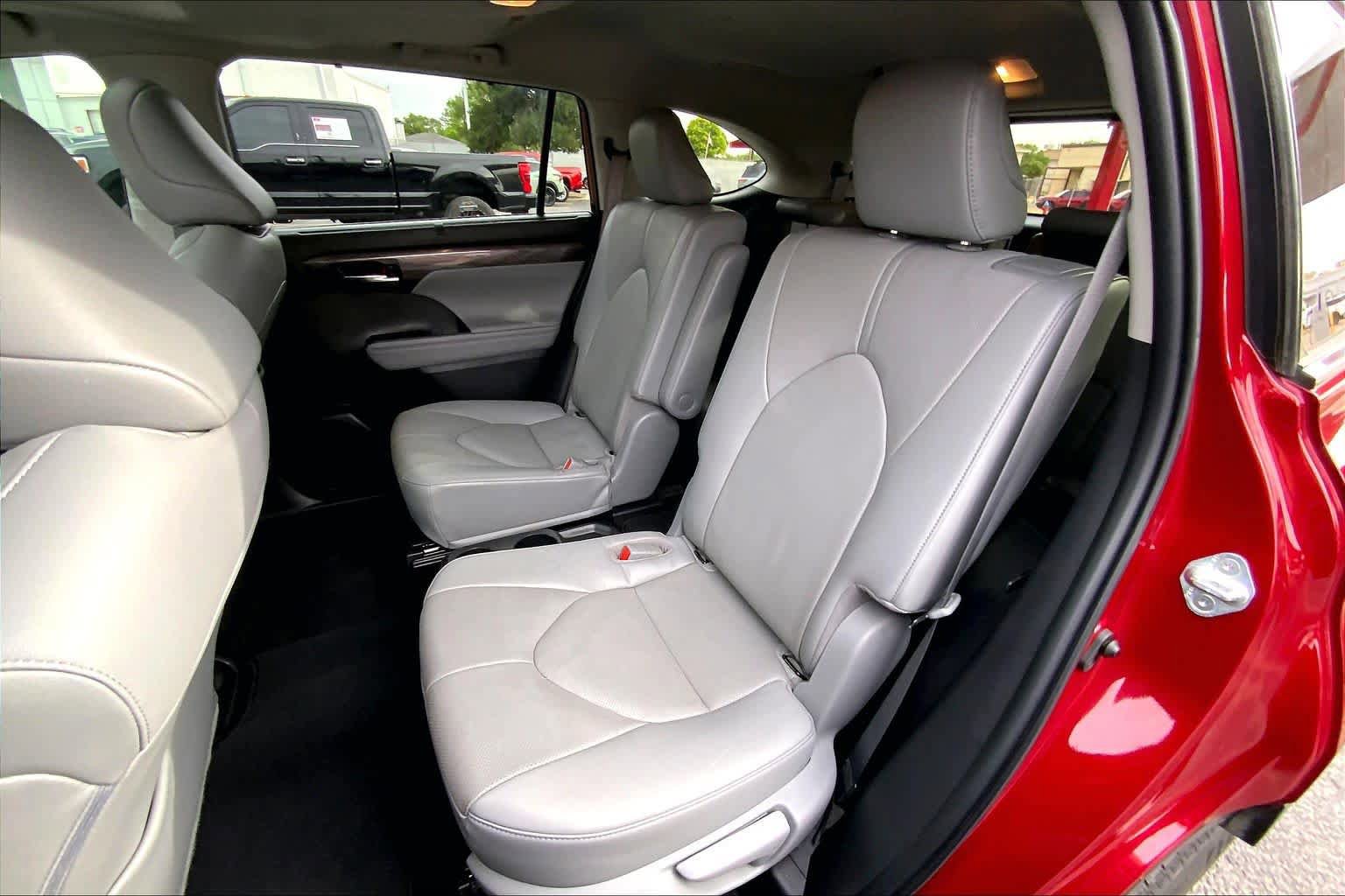 Used 2023 Toyota Highlander Limited FWD image 21
