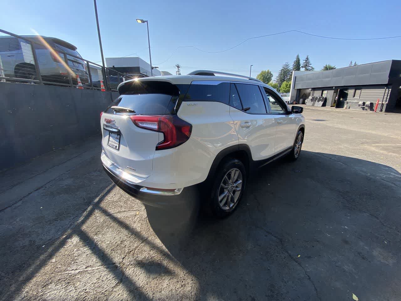 Used 2024 GMC Terrain SLT AWD/4WD image 6