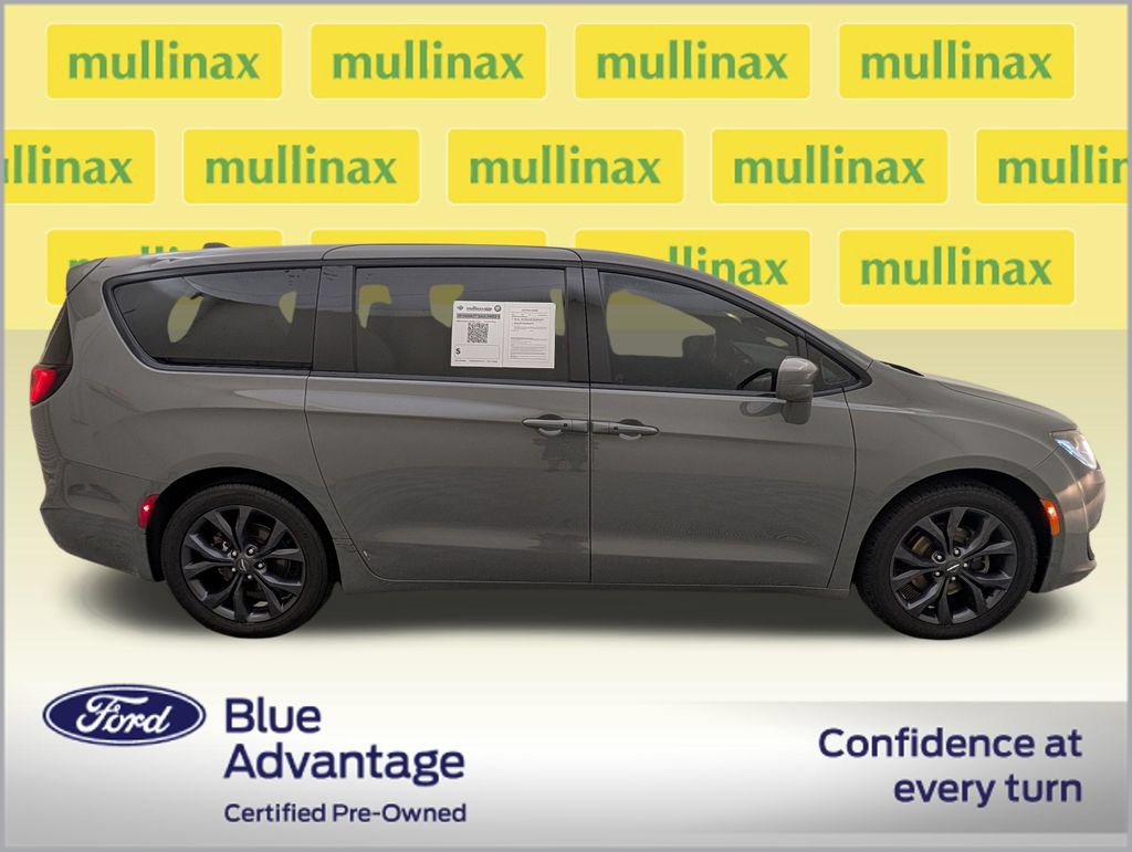 Used 2020 Chrysler Pacifica Touring w/ S Appearance Package FWD image 2