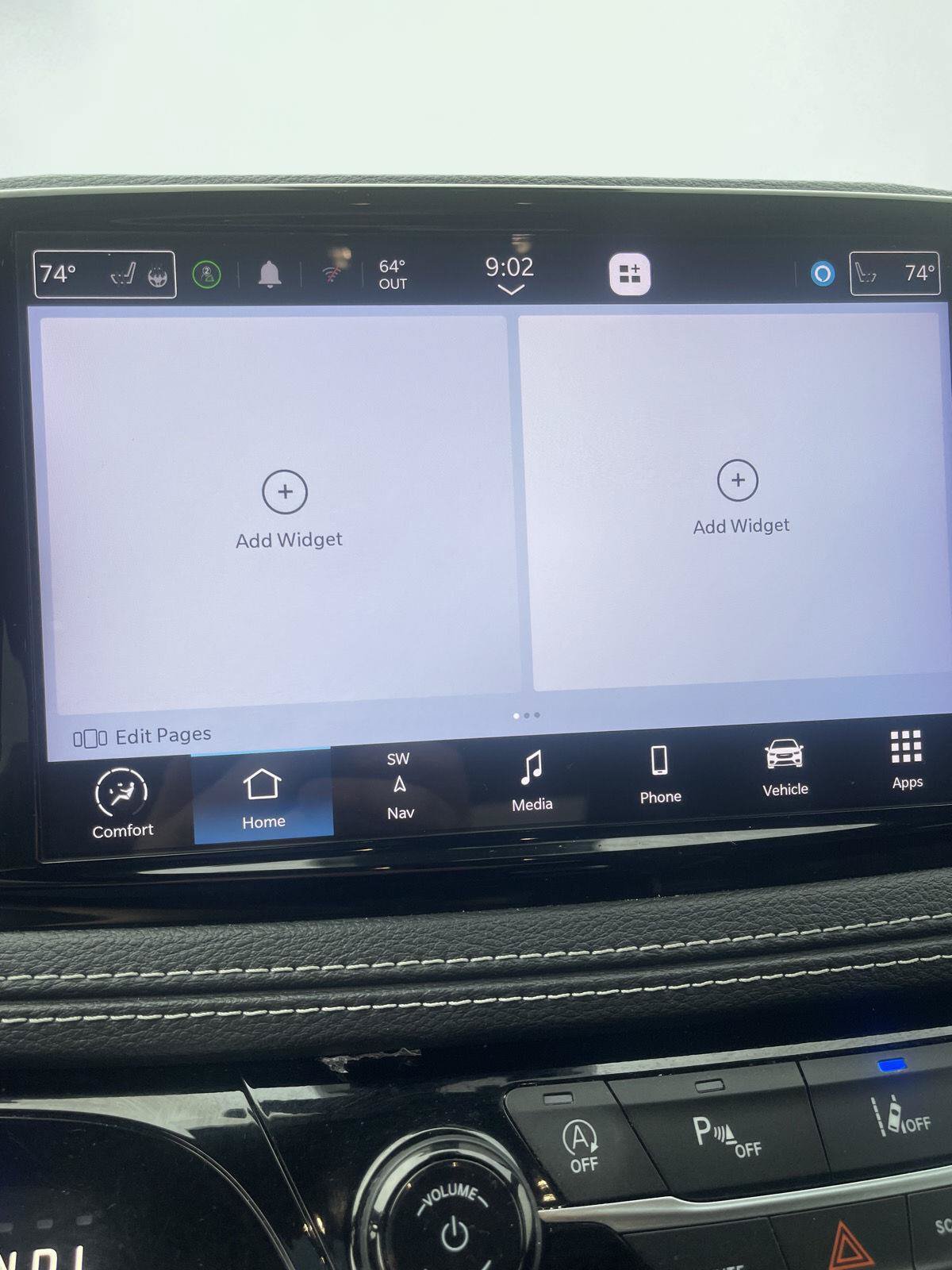 Used 2023 Chrysler Pacifica Limited w/ Uconnect Theater Family Group FWD image 16