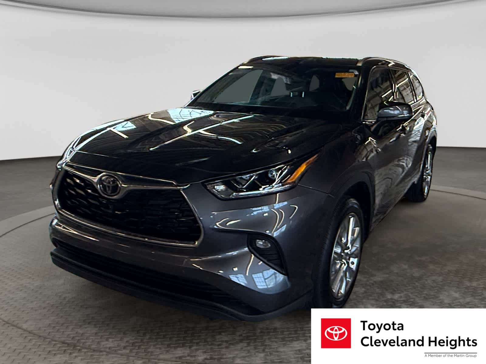 Used 2023 Toyota Highlander Limited FWD image 2
