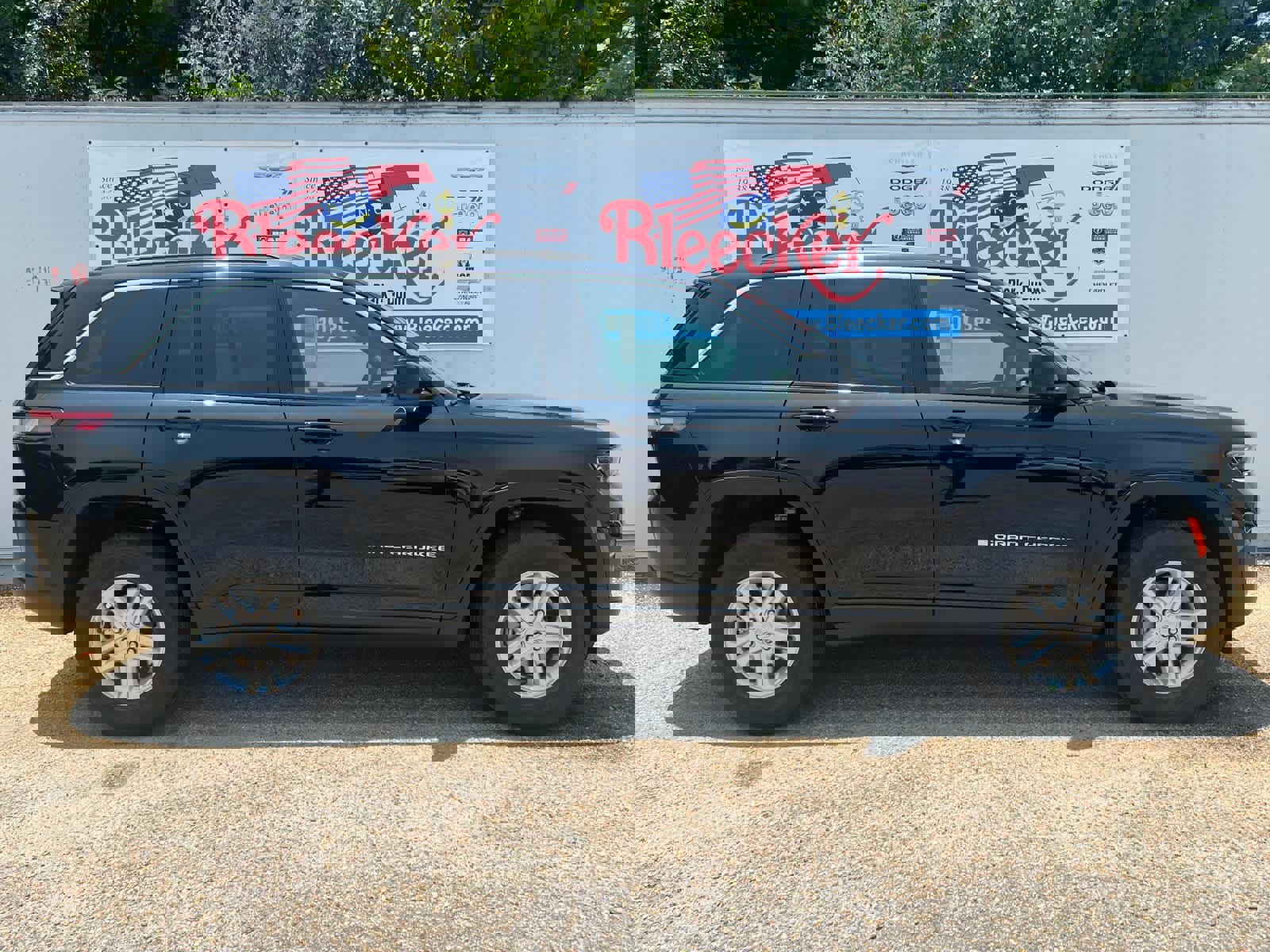 New 2025 Jeep Grand Cherokee Laredo w/ Luxury Tech Group I image 2