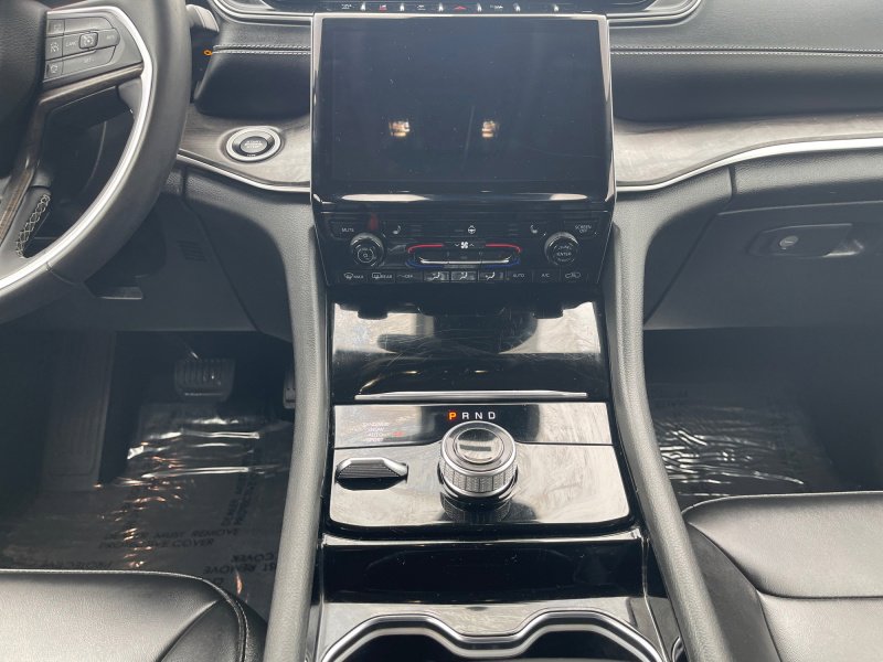 Used 2023 Jeep Grand Cherokee Limited image 13