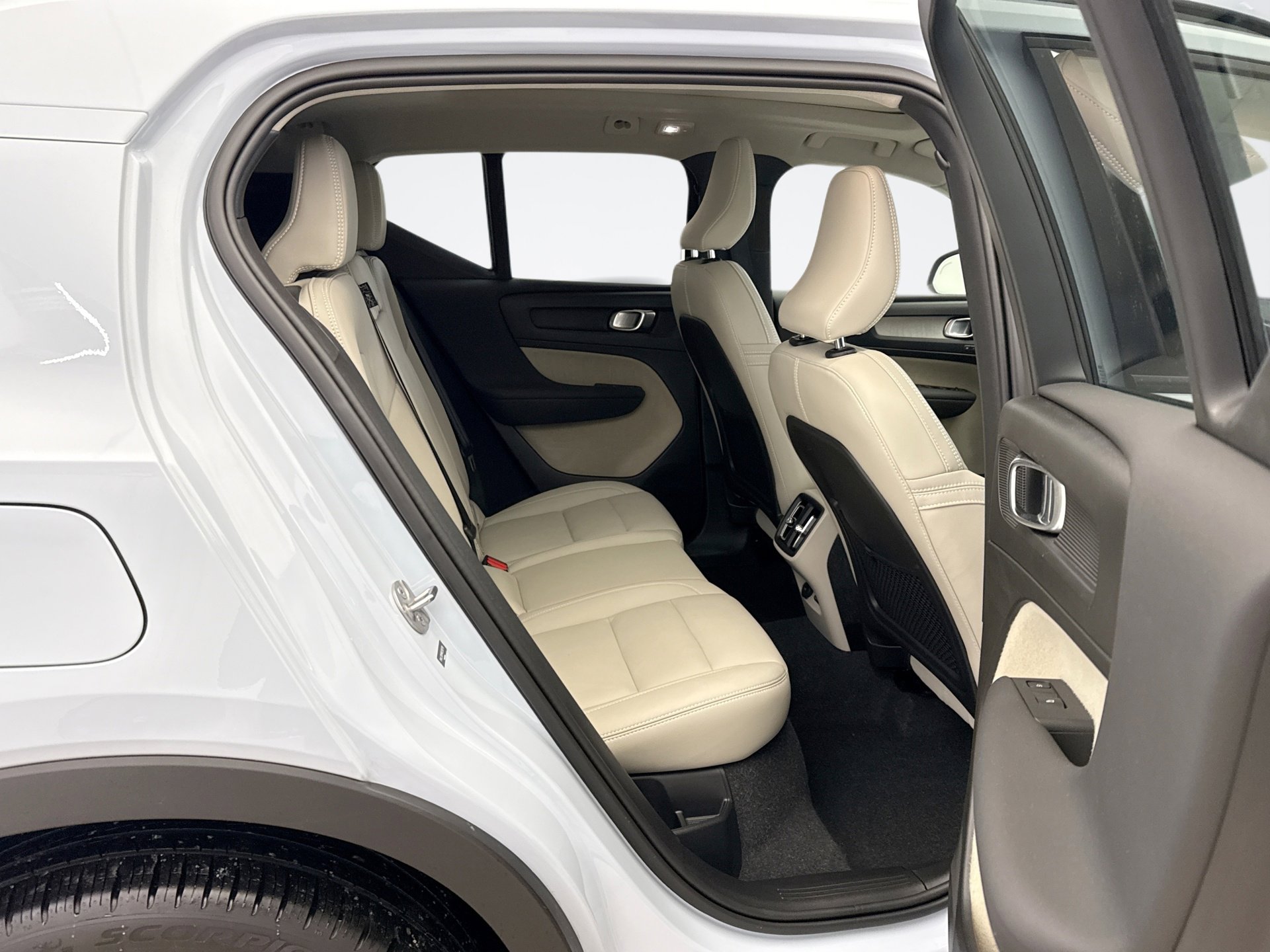 Used 2024 Volvo XC40 B5 Ultimate image 18