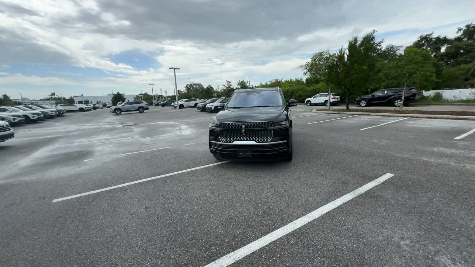 Used 2025 Lincoln Navigator Reserve AWD/4WD image 3