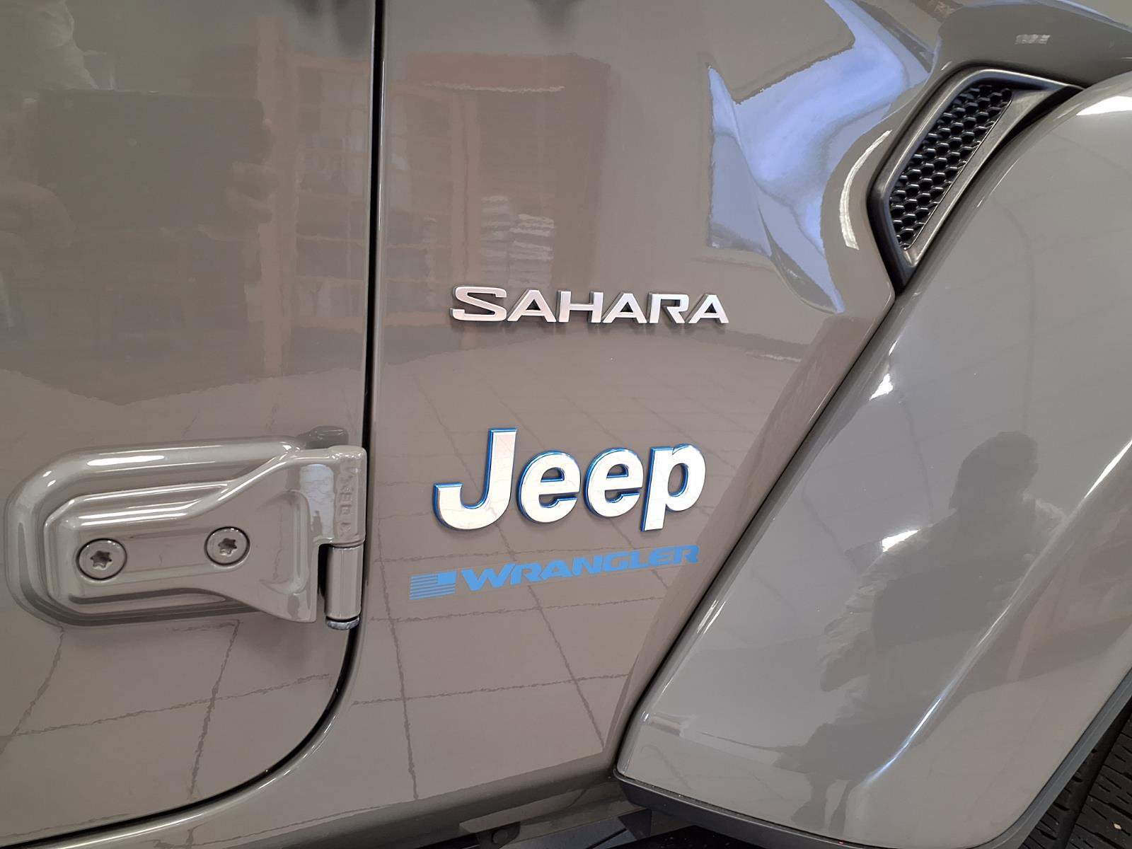 Used 2023 Jeep Wrangler Unlimited Sahara AWD/4WD image 9