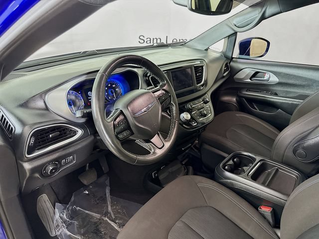 Used 2020 Chrysler Pacifica Touring w/ S Appearance Package FWD image 9