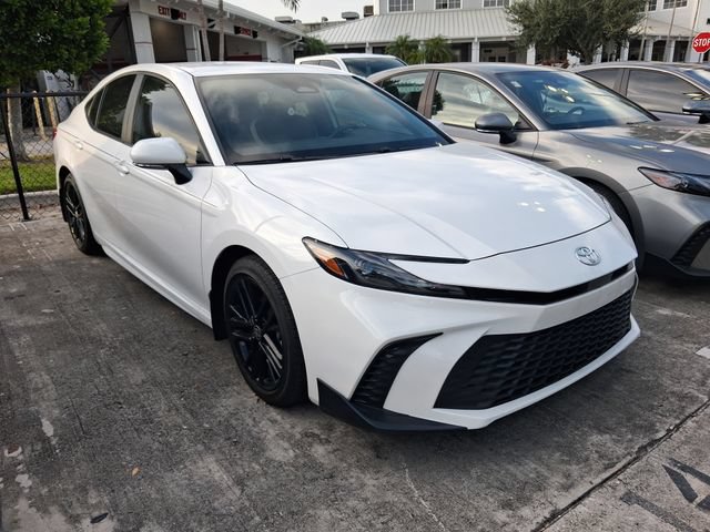 Used 2025 Toyota Camry SE FWD image 1
