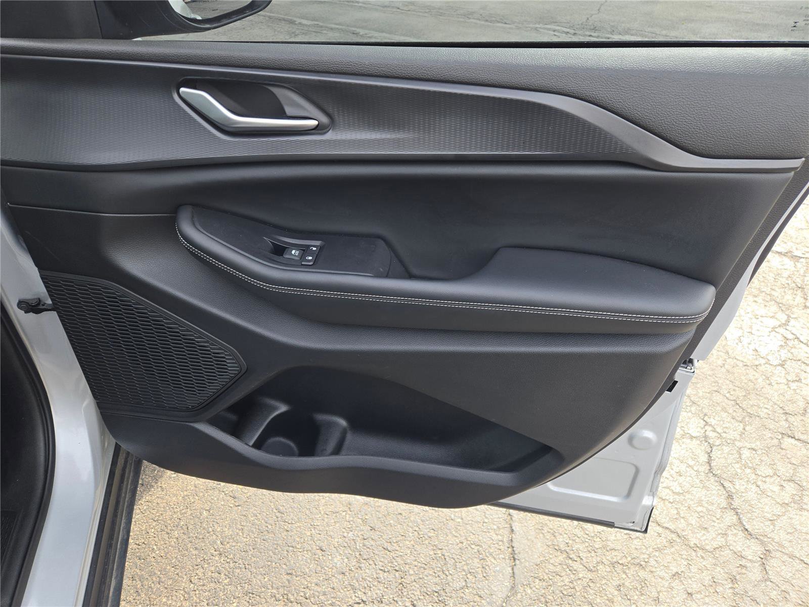 Used 2024 Jeep Grand Cherokee Laredo X image 6