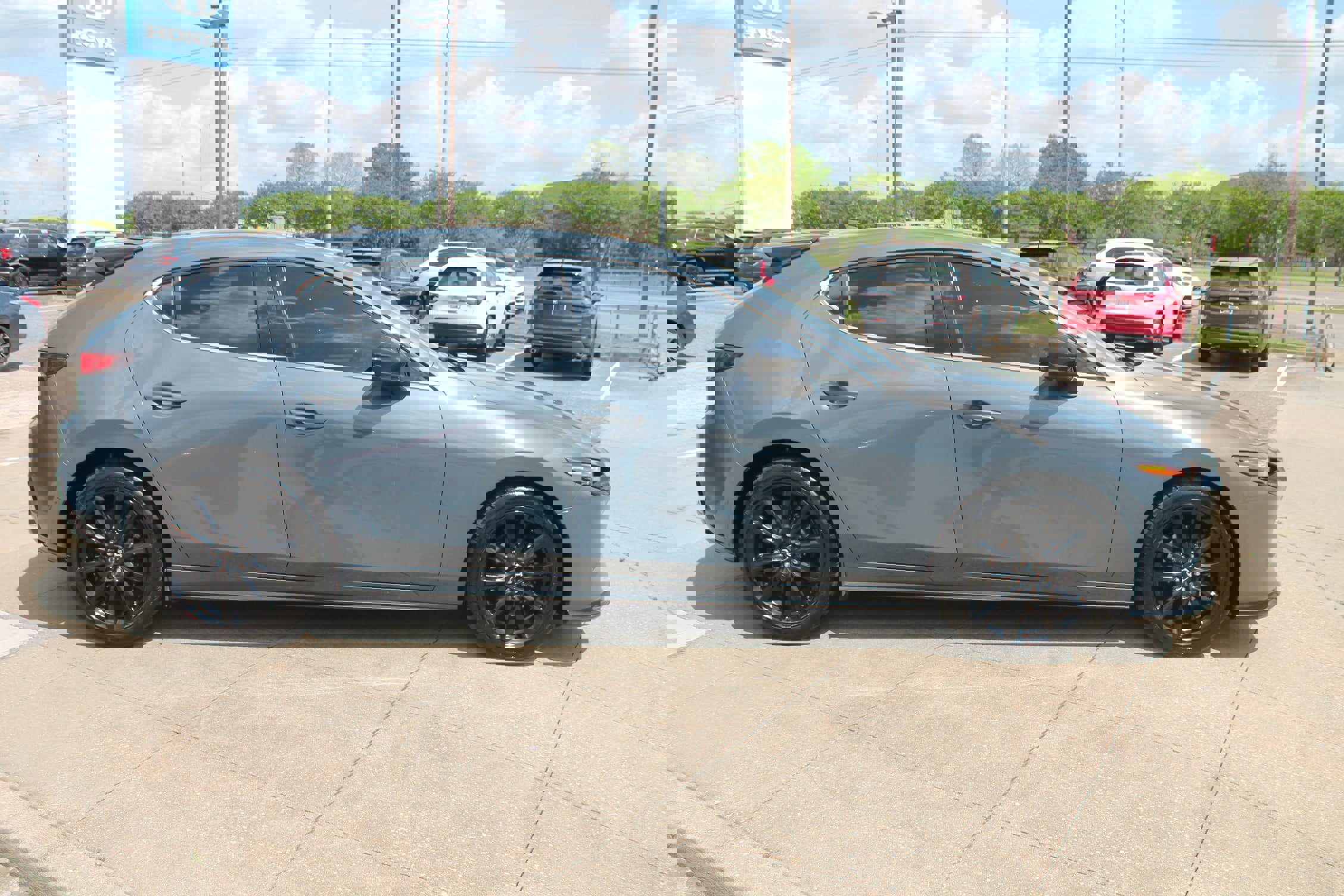 Used 2021 MAZDA MAZDA3 Hatchback w/Premium Plus Pkg image 4