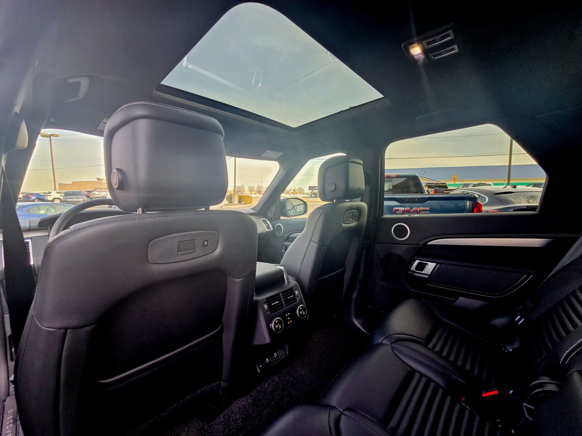 Used 2025 Land Rover Discovery Dynamic SE image 23