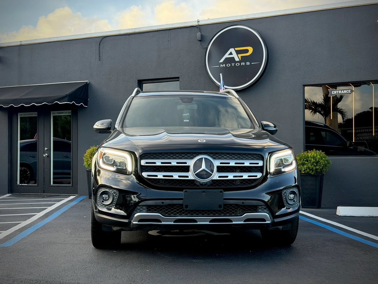 Used 2022 Mercedes-Benz GLB 250 w/ Premium Package image 2