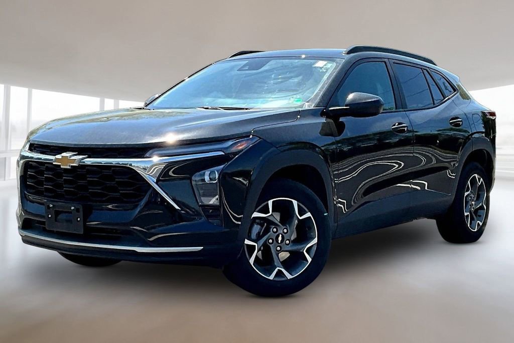 Used 2025 Chevrolet Trax LT FWD image 3