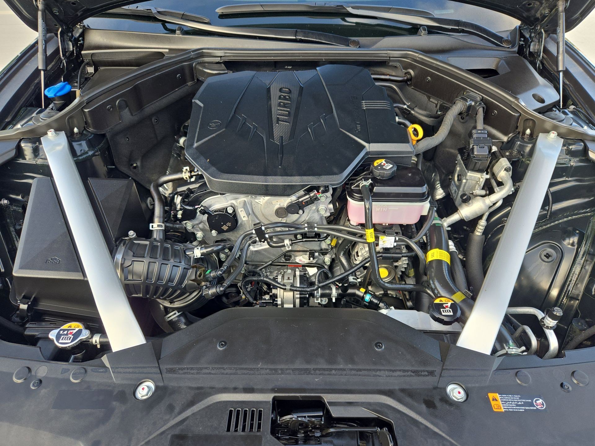 Used 2025 Genesis G70 2.5T image 33