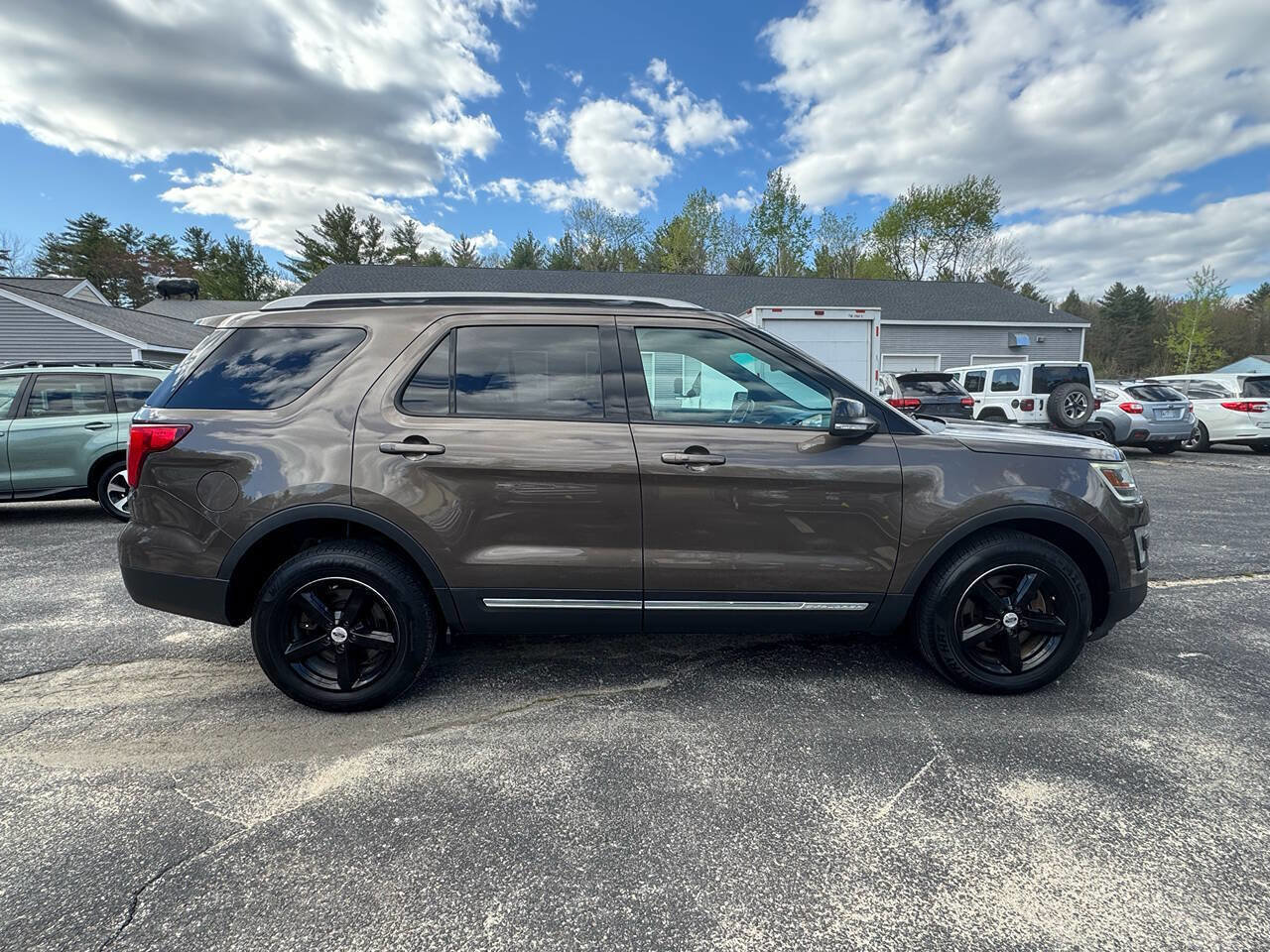 Used 2016 Ford Explorer XLT w/ Equipment Group 202A AWD/4WD image 10