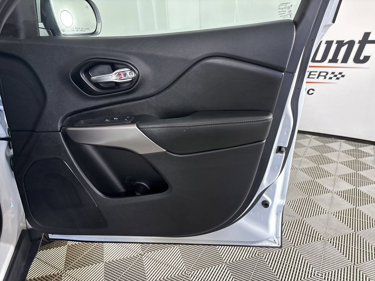 Used 2021 Jeep Cherokee Limited image 28