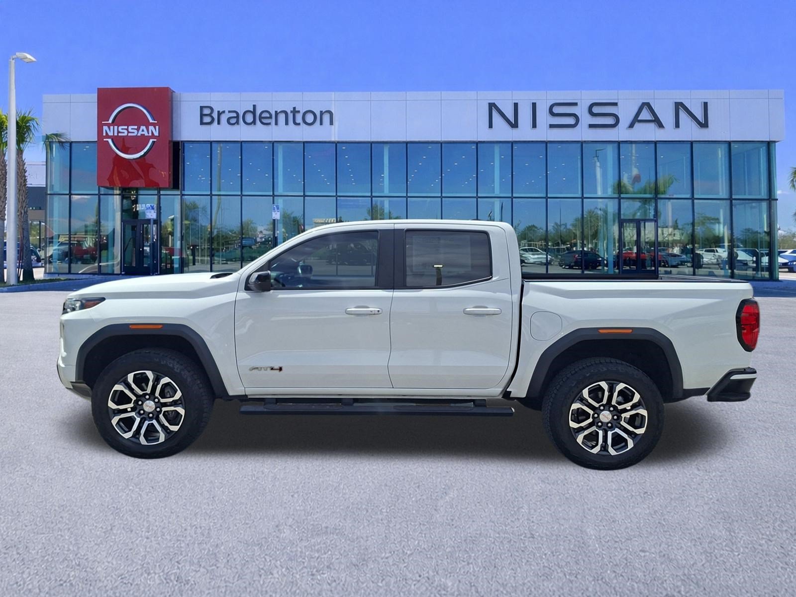 Used 2023 GMC Canyon AT4 w/ AT4 Premium Package AWD/4WD image 8