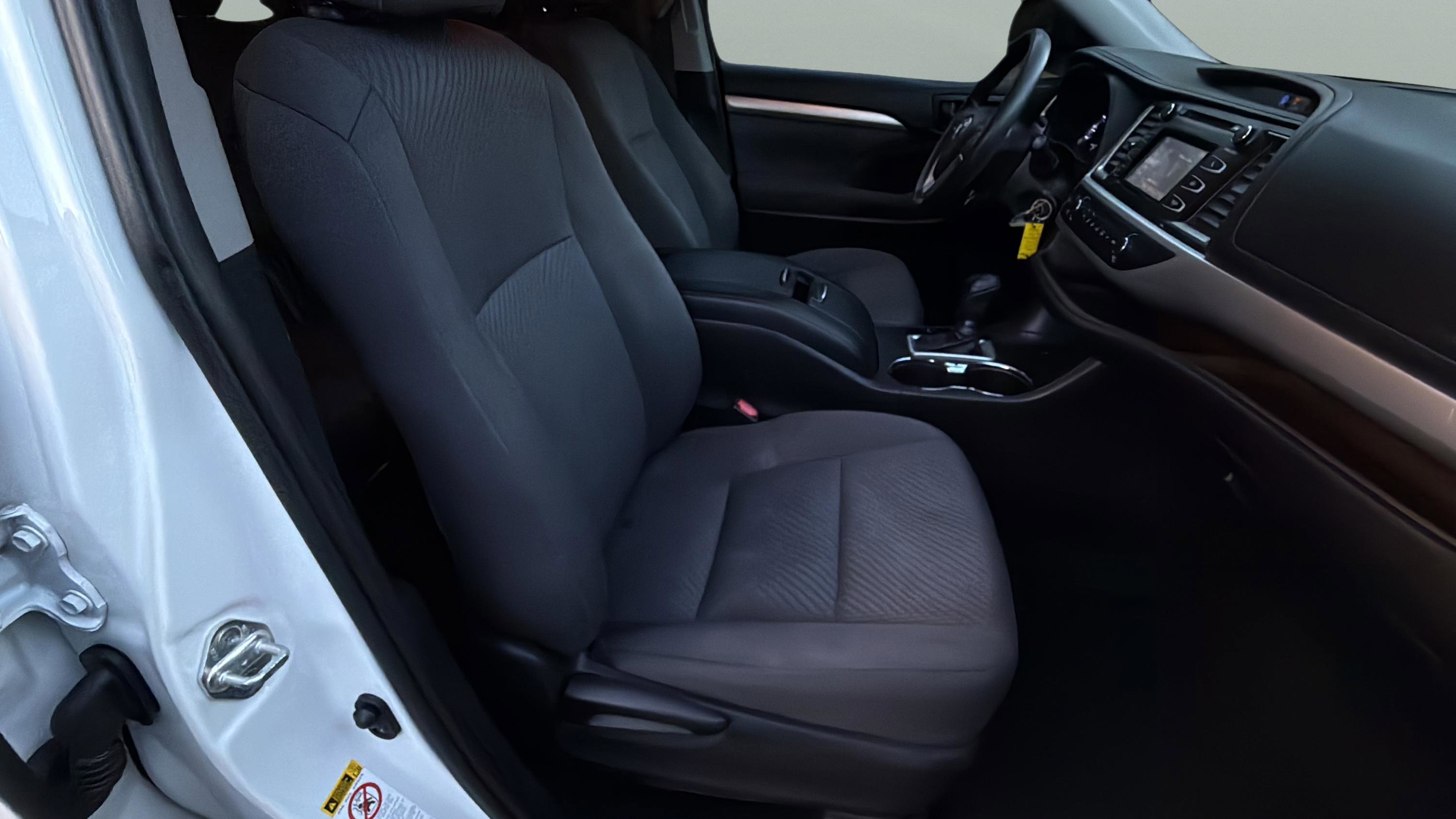 Used 2019 Toyota Highlander LE FWD image 29