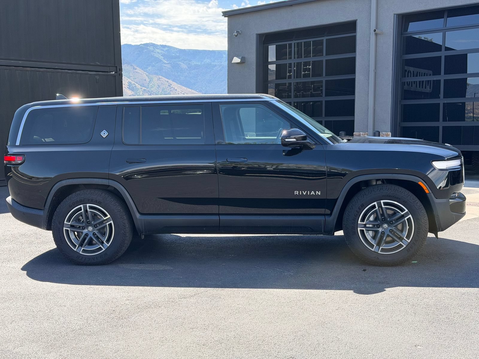 Used 2025 Rivian R1S Adventure AWD/4WD image 3
