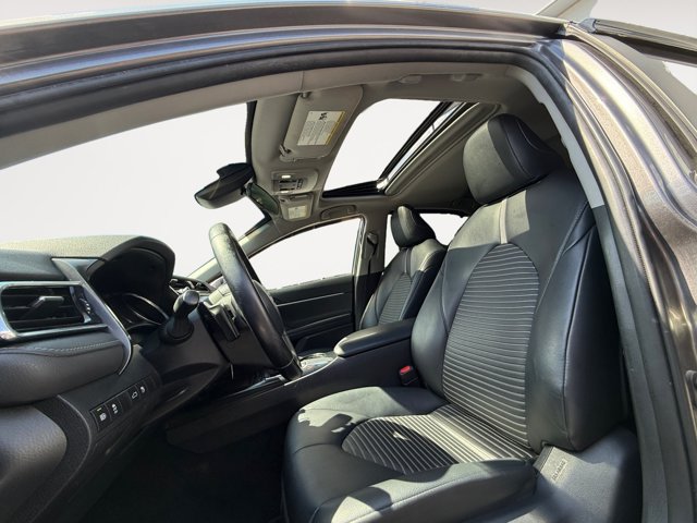 Used 2018 Toyota Camry SE w/ Moonroof Package FWD image 9