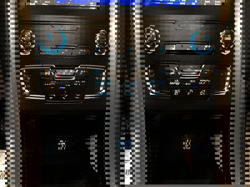 Used 2020 Ford Fusion SE image 12