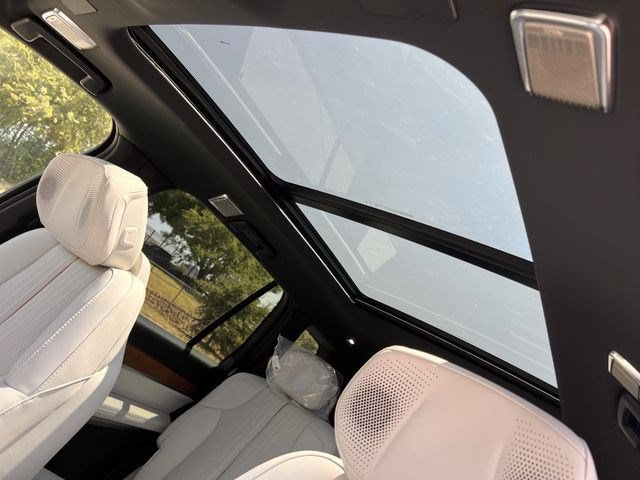New 2027 Cadillac Vistiq Sport AWD/4WD image 17