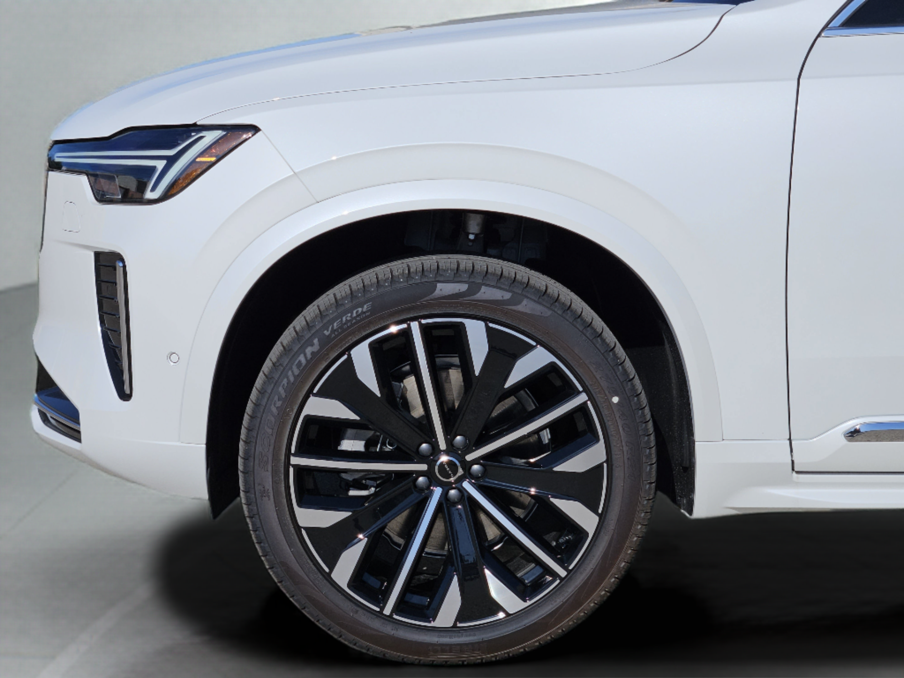 New 2026 Volvo XC90 B5 Plus w/ Protection Package Premier AWD/4WD image 31