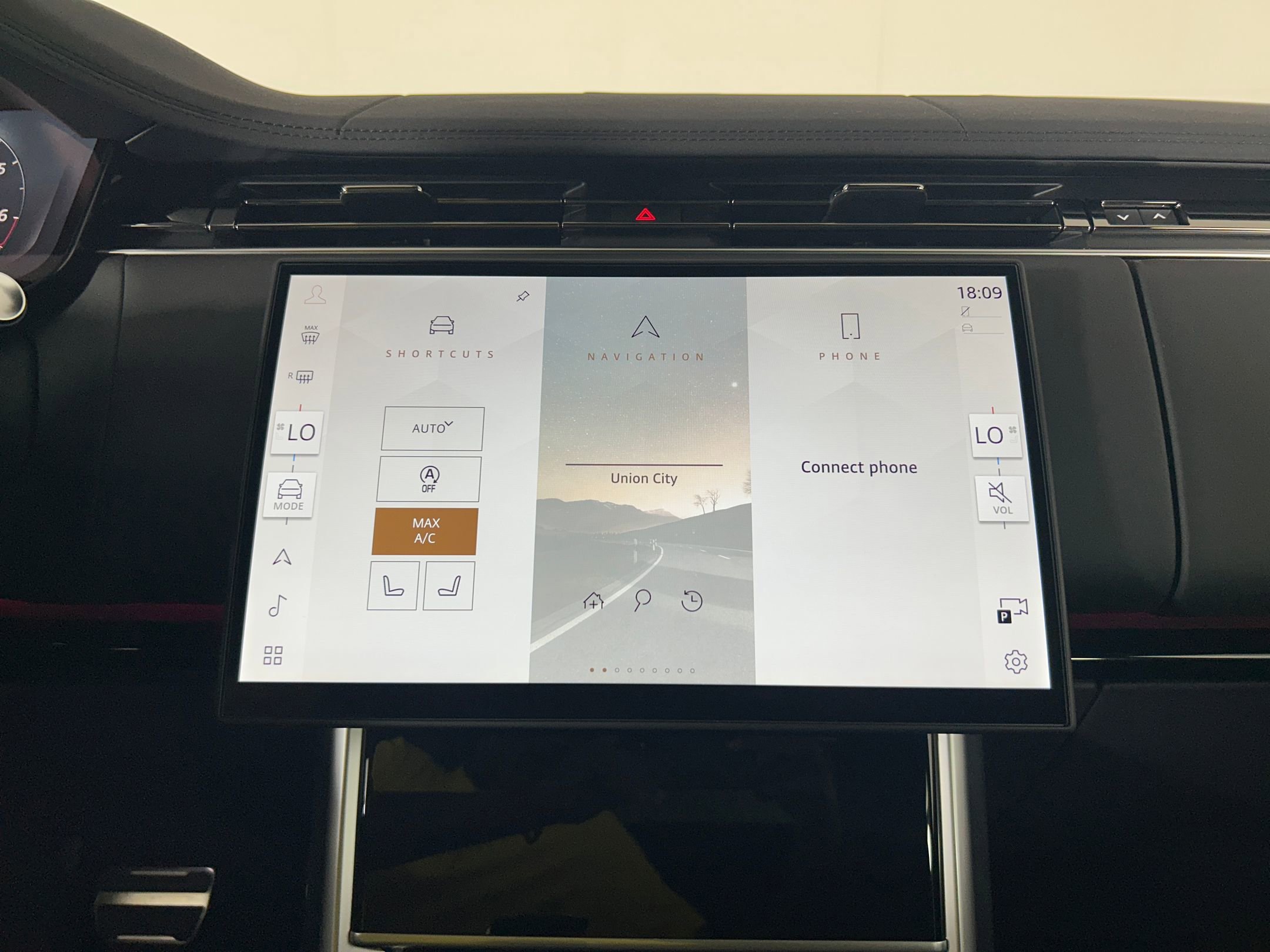 New 2025 Land Rover Range Rover SE image 23