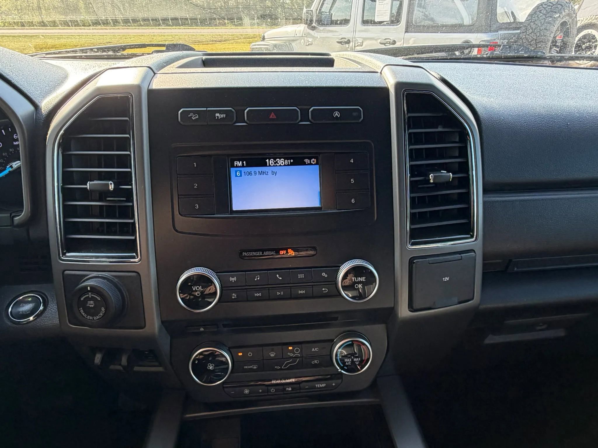 Used 2018 Ford Expedition Max XLT AWD/4WD image 13