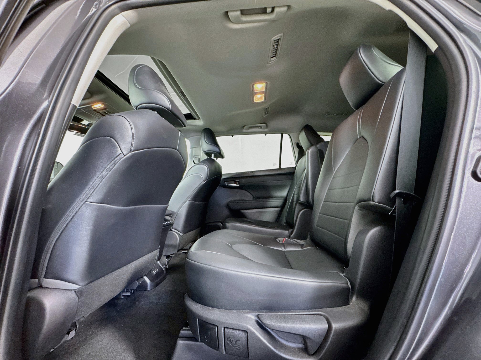 Used 2022 Toyota Highlander XLE AWD/4WD image 24