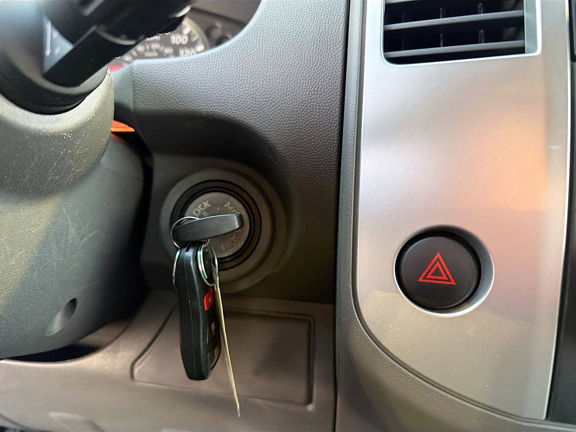 Used 2017 Nissan Frontier SV image 3