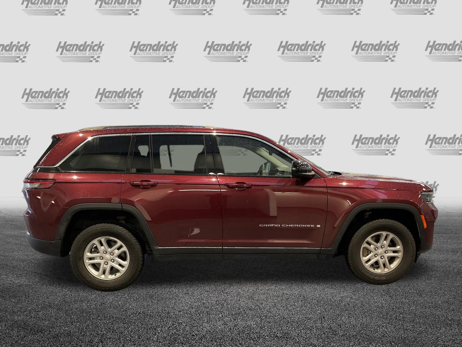 Used 2023 Jeep Grand Cherokee Laredo w/ Luxury Tech Group I RWD image 11
