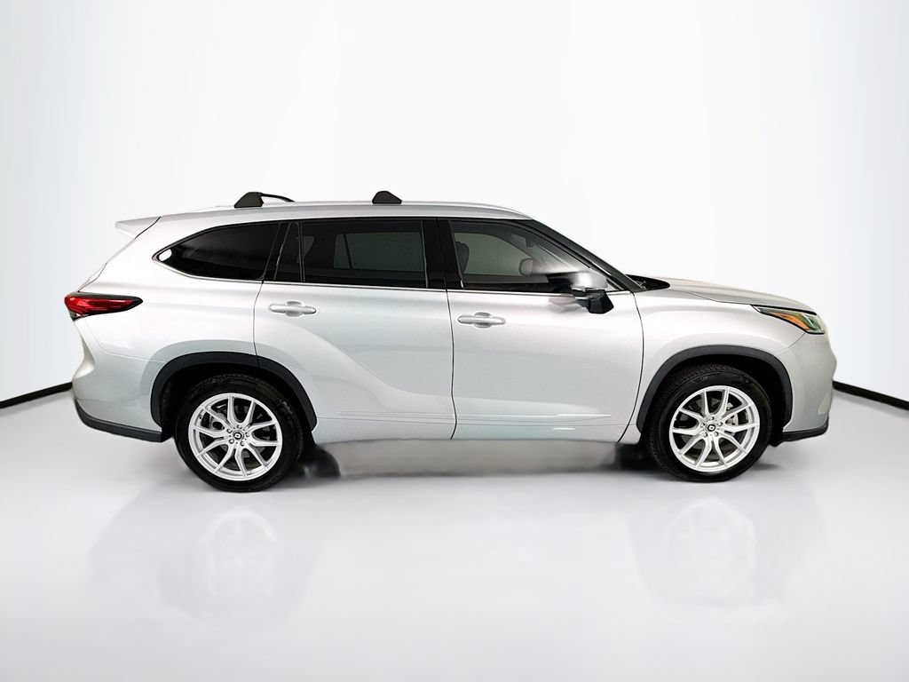 Used 2022 Toyota Highlander Limited FWD image 4